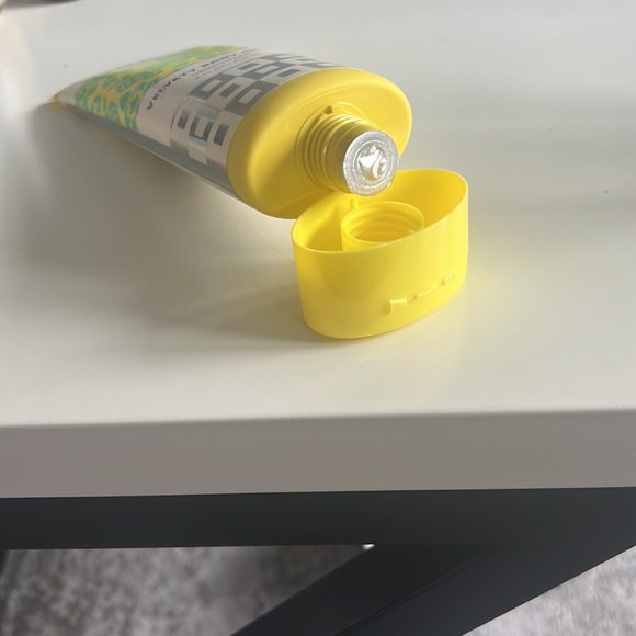 Refreshments Velvety Body Cream - Picture 3 of 3